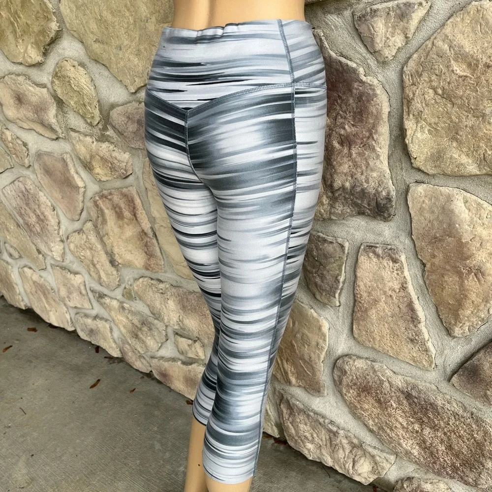 NIKE | Dri-Fit Athletic Workout Leggings - Capri Length